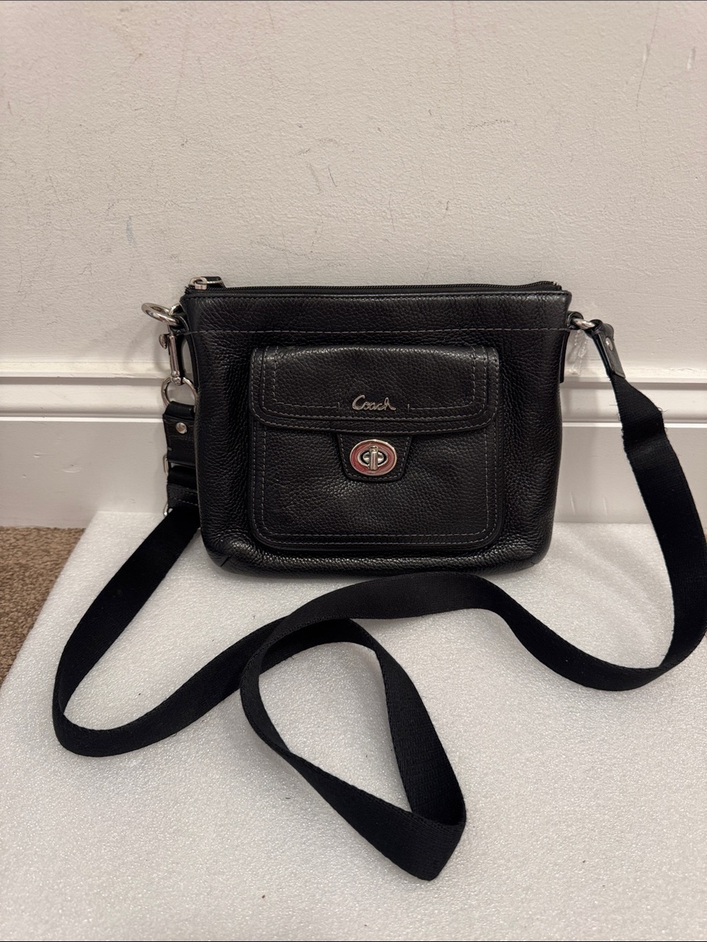 Coach swingback black turnlock leather crossbody bag purse